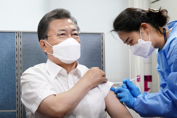 AZ 백신 접종한 文 "전혀 문제 없어…접종 속도 높여야"(종합2보)