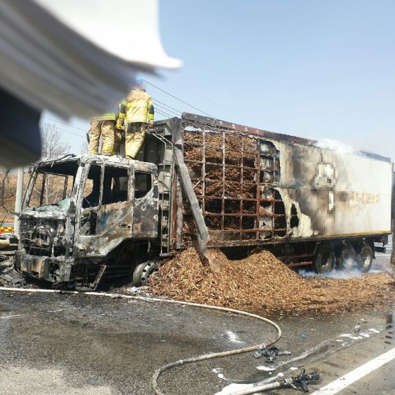 고속도로 주행중 불붙은 25톤 트럭, 짐칸에 있었던 것이 상당히 위험했다