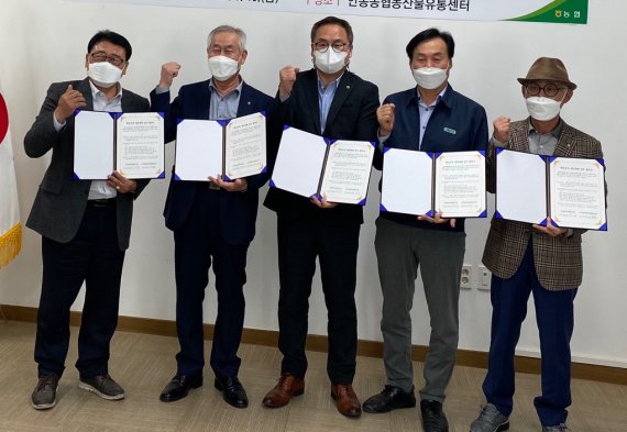 [안동=뉴시스] 김진호 기자 = 안동농협과 지역 농협이 백진주쌀 브랜드화를 위한 업무협약을 체결했다. 왼쪽부터 이창규 안동와룡농협 조합장, 배용규 동안동농협 조합장, 배준호 농협은행 안동시지부장, 권기봉 남안동농협 조합장, 권순협 안동농협조합장. (사진=안동농협 제공) 2020.03.23 photo@newsis.com *재판매 및 DB 금지