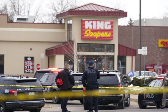미국 콜로라도주 볼더의 '킹 수퍼스' 식료품점에서 22일(현지시간) 경찰들이 총격 현장을 통제하고 있다. 이날 오후 식료품점에 침입한 용의자는 소총을 난사했으며 경찰 1명을 포함해 10명이 숨졌다. 용의자는 생포되었으나 범행 동기를 밝히지 않았다. AP뉴시스