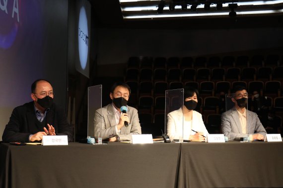 KT가 23일 서울 광화문 사옥에서 '미디어 콘텐츠 전략' 기자 간담회를 열고 '디지털 플랫폼 기업(디지코, Digico)'으로 변신을 선언했다. KT 커스터머 부문장 강국현 사장, KT 구현모 대표, KT 스튜디오지니 김철연, 윤용필 공동 대표(왼쪽부터)가 취재진의 질문에 답변하고 있다. 사진=박범준 기자