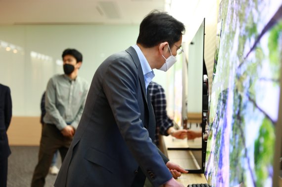 이재용 삼성전자 부회장이 2020년 3월 19일 충남 아산 삼성디스플레이 아산사업장에서 제품을 살펴보고 있다. (삼성전자 제공) 2020.3.19/뉴스1