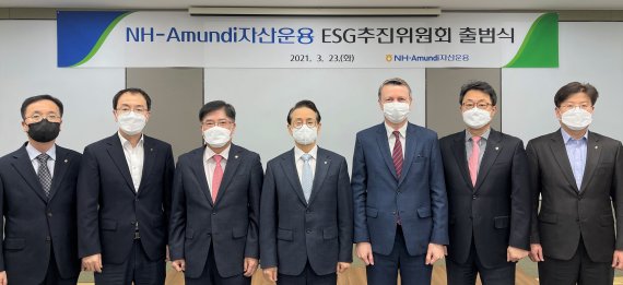 사진설명: NH-Amundi자산운용이 지난 23일 ‘ESG 추진위원회 및 TF’ 비대면 출범식을 개최하며 본격적인 ESG 경영의 출발을 알렸다. 좌측 네 번째 NH-Amundi자산운용 박학주 대표이사.