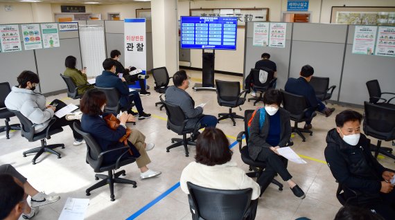 [광주=뉴시스]류형근 기자 = 24일 오전 광주 동구 조선대학교병원에 설치된 코로나19 백신 호남권역예방접종센터에서 화이자 백신 2차 접종자들이 이상반응을 확인하기 위해 대기하고 있다. 2021.03.24. hgryu77@newsis.com