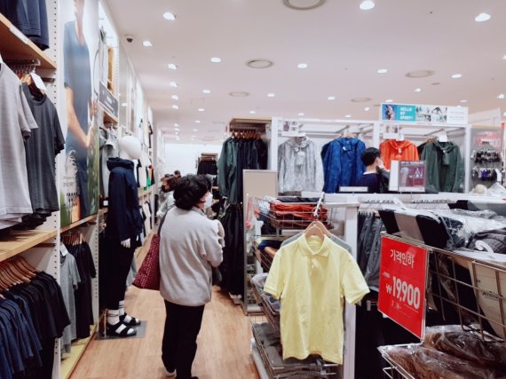 지난 23일 오후 6시 한 여성이 유니클로 광화문점에서 옷을 살펴보고 있다. /사진=윤홍집 기자