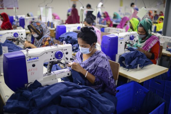 지난 3월13일(현지시간) 방글라데시 가지푸르의 어라이벌 패션 리미티드의 의류 생산 공장에서 직원들이 제품을 만들고 있다.AP뉴시스