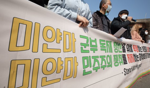 우 소모뚜 미얀마 민주주의 네트워크 공동대표가 24일 오후 서울 용산구 주한미얀마대사관 앞에서 열린 미얀마 민주주의 쟁취를 지지하는 총학생회 공동 기자회견에서 발언을 하고 있다. 뉴스1