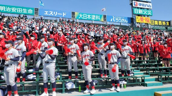 지난 3월 24일 일본 효고현 한신 타이거스 고시엔 구장에서 열린 봄(춘계)고시엔 시합에서 교토국제고 학생들이 선수들을 응원하고 있다. 교토국제고 제공