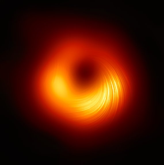 이 영상은 M87 블랙홀 가장자리 영역이 어떻게 편광돼 있는지 보여준다. 나선형의 밝은 선들은 M87 블랙홀 주변 자기장과 연관돼 있는 편광의 방향을 보여준다. EHT 제공