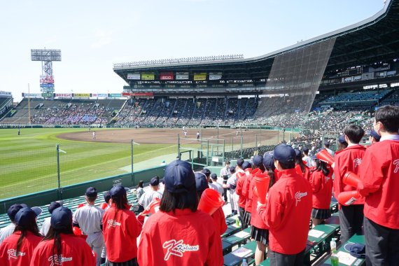 지난해 일본 고교야구대회(고시엔) 당시, 교토국제고 학생들이 이 학교 야구팀 선수들을 응원하는 모습. 교토국제고 제공