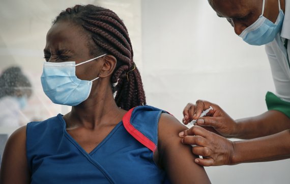지난 3월24일(현지시간) 케냐 마차코스에서 의료 직원이 인도 세럼연구소에서 위탁 생산한 아스트라제네카 코로나19 백신을 접종받고 있다.AP뉴시스
