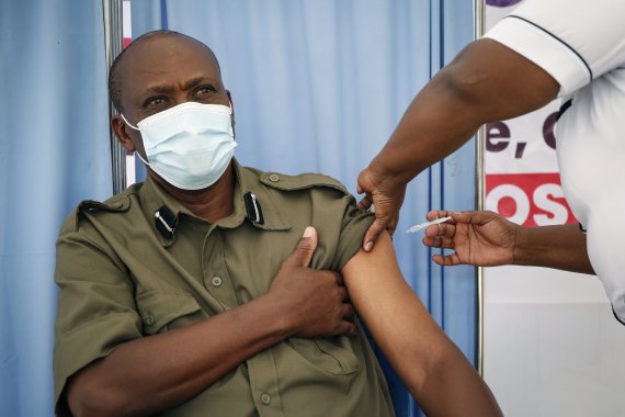 지난 3월24일(현지시간) 케냐 마차코스에서 한 경찰관이 아스트라제네카 코로나19 백신을 접종받고 있다. AP뉴시스