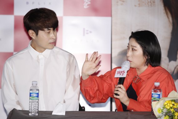 김영희 감독(오른쪽)이 24일 오후 서울 광진구 롯데시네마 건대입구점에서 열린 영화 '기생춘' 언론시사회 및 기자간담회에 참석해 취재진 질문에 답하고 있다. 2021.3.24/뉴스1 © News1 권현진 기자