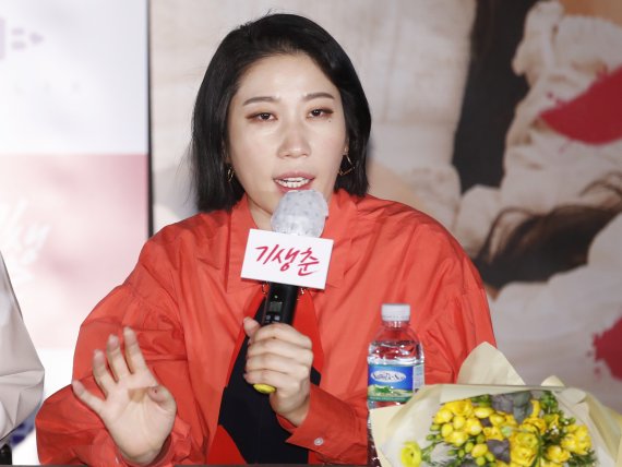 김영희 감독이 24일 오후 서울 광진구 롯데시네마 건대입구점에서 열린 영화 '기생춘' 언론시사회 및 기자간담회에 참석해 인사말을 하고 있다. 2021.3.24/뉴스1 © News1 권현진 기자