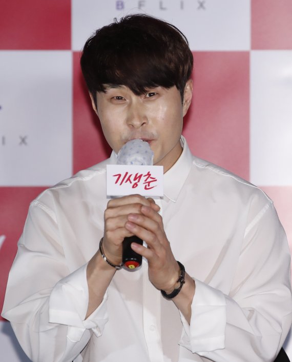 배우 민도윤이 24일 오후 서울 광진구 롯데시네마 건대입구점에서 열린 영화 '기생춘'(감독 김영희) 언론시사회 및 기자간담회에 참석해 인사말을 하고 있다. 2021.3.24/뉴스1 © News1 권현진 기자