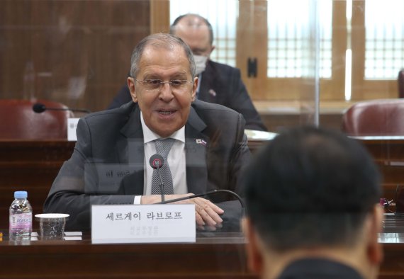 '北미사일 발사' 당일 한-러 외교장관 회담..러 "군비 경쟁 포기해야"