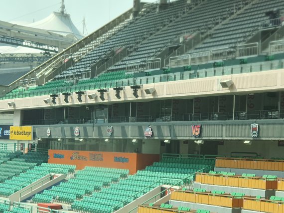 [인천=뉴시스] 김희준 기자 = 인천 SSG랜더스필드에 그대로 남아있는 SK 와이번스 역대 우승 엠블럼. 2020.03.25jinxijun@newsis.com