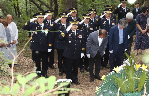 민갑룡 경찰청장이 2019년 9월20일 오후 대구 달서구 와룡산 세방골 개구리소년 유골 발견 현장을 찾아 희생자를 추모하며 경례하고 있다. 2019.9.20/뉴스1 © News1 공정식 기자