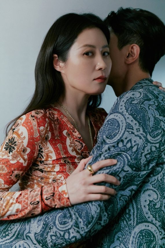 [N화보] 문소리 '바람난 가족' 재연? 도발적인 섹시미 - 파이낸셜뉴스