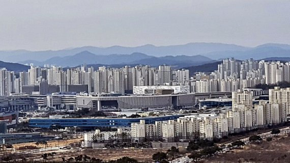 올해 공동주택 공시가격 급등을 둘러싼 반발이 서울·세종시를 중심으로 번지고 있다. 사진은 정부세종청사를 뒤로 한 세종시 아파트 단지 모습./사진=뉴시스