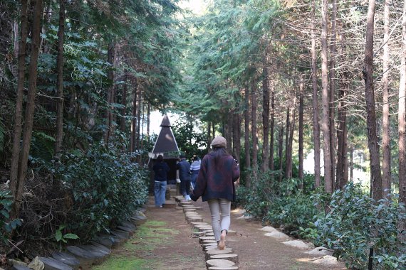 맨발로 땅을 밟아본게 언제인지 기억나나요 [Weekend 레저]