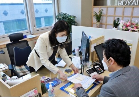 제한적으로 적용됐던 '6대 판매규제'를 모든 금융상품으로 확대하는 금융소비자보호법이 25일 본격 시행됐다. 이날 서울의 한 시중은행 영업점에서 직원이 고객에게 금융상품 판매 절차에 대해 자세히 설명하고 있다.