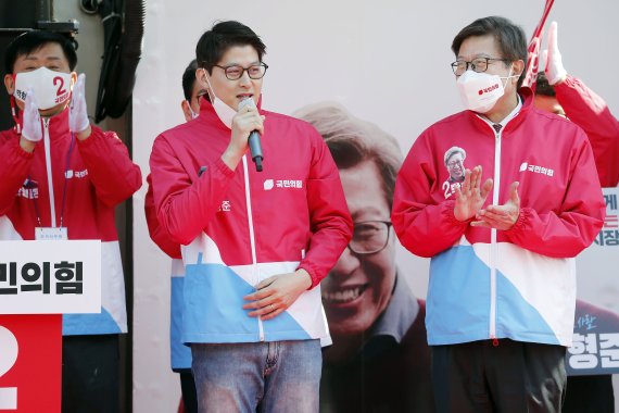 25일 부전시장에서 열린 박형준 국민의힘 부산시장 보궐선거 후보 출정식에서 박 후보의 친아들인 박준홍씨(왼쪽)가 아버지에 대한 지지를 호소하고 있다. 뉴시스