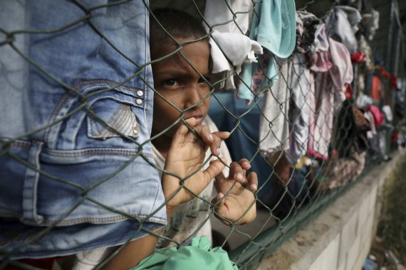 중국이 불공정한 차관계약으로 베네수엘라 등 빈곤국들을 옭아매고 있는 것으로 나타났다. 지난달 25일(현지시간) 베네수엘라 국경지대인 아라퀴타의 난민 수용소에서 한 아이가 철망에 기대 밖을 쳐다보고 있다. 사진=AP뉴시스