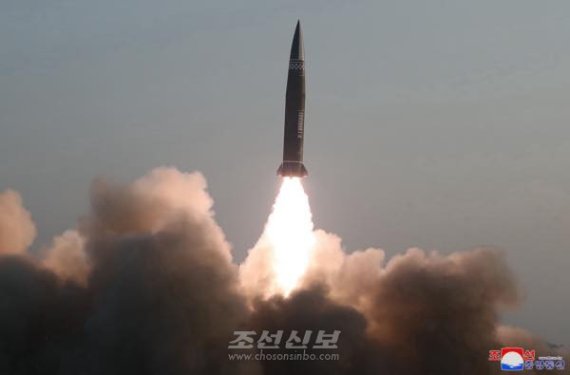북한 조선국방과학원이 2021. 03. 25일 "새로 개발한 신형전술탄도미싸일시험발사 진행하였다"고 보도했다. 북한은 1988년 이후 90명의 과학자를 중국 은천 핵로켓기지에 파견, 중국으로부터 핵실험 기술 및 미사일발사 기술을 배운다. 1991년 7월 북한은 중국의 발사시설인 감숙성 은천 미사일 기지에서 사정거리 800km의 중거리 다탄두(MIRV) 탄도 미사일 시험발사에 성공했다. 1991년 12월 6일 일본 월간 센타쿠지가 북한이 중거리 미사일 개발을 위해 230명의 육해공군 무기 전문가들을 중국 다롄 해군 기지에 파견·연수