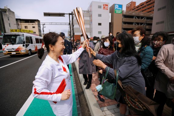 도쿄올림픽 성화 봉송 장면. 로이터 뉴스1