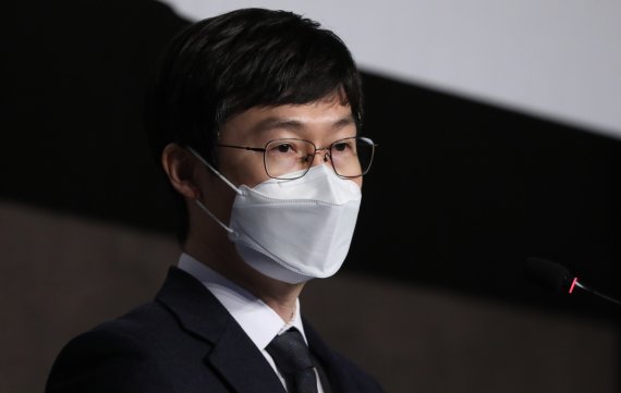 [서울=뉴시스]조수정 기자 = 윤광준 차바이오텍 바이오 GMP실 실장이 26일 오전 서울 중구 플라자호텔에서 열린 뉴시스 창사 20주년 제5회 제약·바이오 포럼 'K-바이오 시대의 기술융합'에서 항체·세포유전자 관련 주제 발표하고 있다. 2021.03.26. chocrystal@newsis.com