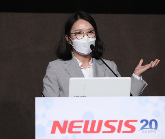[서울=뉴시스]조수정 기자 = 서근희 삼성증권 애널리스트가 26일 오전 서울 중구 플라자호텔에서 열린 뉴시스 창사 20주년 제5회 제약·바이오 포럼 'K-바이오 시대의 기술융합'에서 항체·세포유전자 주제 발표하고 있다. 2021.03.26. chocrystal@newsis.com