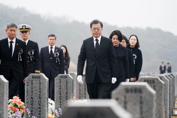 문재인 대통령과 부인 김정숙 여사가 지난해 3월27일 국립대전현충원에서 열린 서해수호의 날 기념식을 마친 후 고 한주호 준위 묘역을 참배하고 있는 모습. 사진=청와대 제공, 뉴스1.