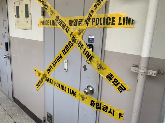 지난 25일 서울 노원구 중계동 한 아파트에선 세 모녀가 살해 당하는 사건이 발생했다. 모녀의 집에는 폴리스라인이 쳐져 있다. 뉴시스