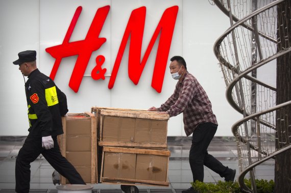 베이징 H&M 의류매장 앞. 한 남성이 물류 상자를 밀고 가고 있다. AP뉴시스