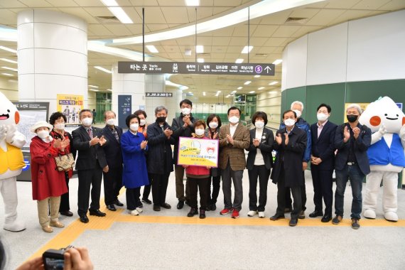 김상호 하남시장을 비롯해 지역 정치인들이 하남선 열차 첫 탑승 시민를 박수치며 맞이하고 있다. (사진제공=하남시) *재판매 및 DB 금지