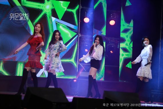 [서울=뉴시스] 브레이브걸스-37사단 무대. 2021.03.28. (사진=국방TV 제공) *재판매 및 DB 금지