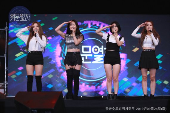 [서울=뉴시스] 브레이브걸스-37사단 무대. 2021.03.28. (사진=국방TV 제공) *재판매 및 DB 금지