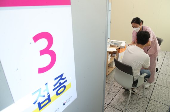 양산 부산대병원 내 영남권역 코로나19 예방접종센터에서 의료진들이 화이자 백신을 접종하고 있다. 2021.3.3/뉴스1 © News1 여주연 기자
