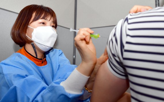 접종 후 이상반응땐 최장 2일 백신휴가…의사소견서 없어도 신청 가능