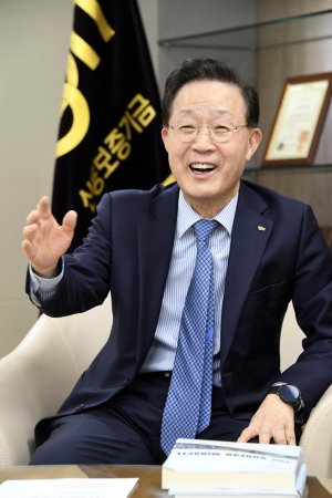 윤대희 신용보증기금 이사장이 지난 23일 서울 마포대로에 있는 창업지원시설 '프론트원'에서 지난 45년 직장생활의 노하우와 경험을 말하고 있다. 사진=박범준 기자