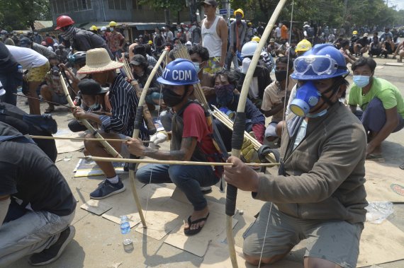 미얀마 반 쿠데타 시위대가 지난 3월 미얀마 양곤 타케타 마을에서 수제 활과 화살을 들고 경찰과 대치하고 있다. 뉴시스 제공