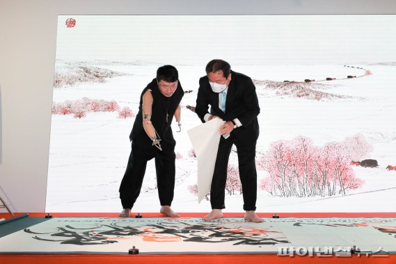 석창우 화가(왼쪽)-조광한 남양주시장 '1910년 고난의 망명길' 수묵화 퍼포먼스. 사진제공=남양주시