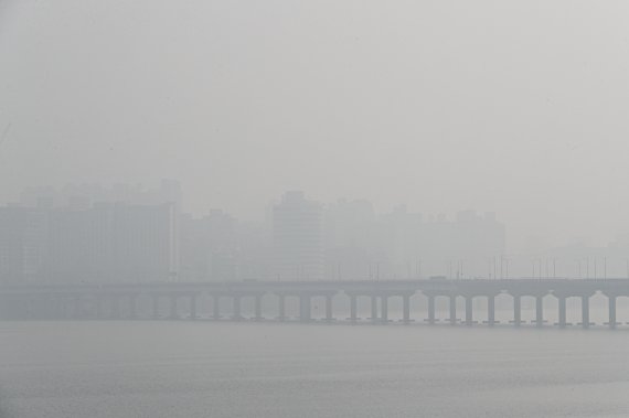 서울 지역에 초미세먼지 주의보가 발령된 지난 26일 오전 서울 도심이 뿌옇게 보이고 있다. .2021.3.26/뉴스1 © News1 성동훈 기자 /사진=뉴스1