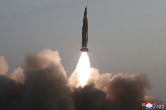 지난 3월 25일 북한이 공개한 신형 전술 미사일 발사 장면.AP뉴시스