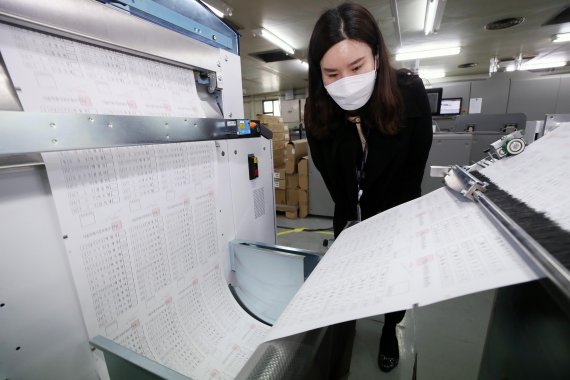 4·7 보궐 선거 사전투표를 나흘 앞둔 29일 오전 경기도 안양시내 인쇄소에서 서울시장 투표용지가 인쇄되고 있다. 사진=박범준 기자