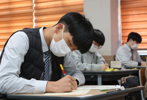 [전주=뉴시스] 김얼 기자 = 고등학교 3학년을 대상으로 한 2021년도 첫 전국연합학력평가가 열린 25일 전북 전주시 동암고등학교에서 학생들이 실전과 같은 모습으로 시험에 임하고 있다. 2021.03.25.pmkeul@newsis.com