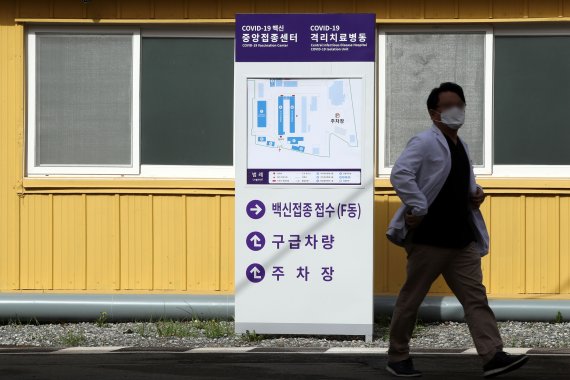 4월부터 '백신 휴가' 권고…민간 참여 높일 '금전 보상안' 나올까
