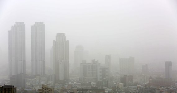 울산지역에 황사경보가 발효된 29일 오전 울산 중구 함월루에서 바라본 도심이 뿌옇게 흐려져 보이고 있다. /사진=뉴스1