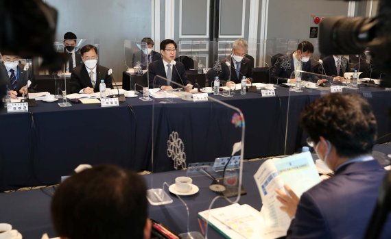 충남도는 지역 국회의원들에게 지역 현안 22건과 2022년 정부예산 확보 주요 현안 사업 30건을 설명하며 적극적인 관심과 지원을 요청했다.(충남도 제공)© 뉴스1